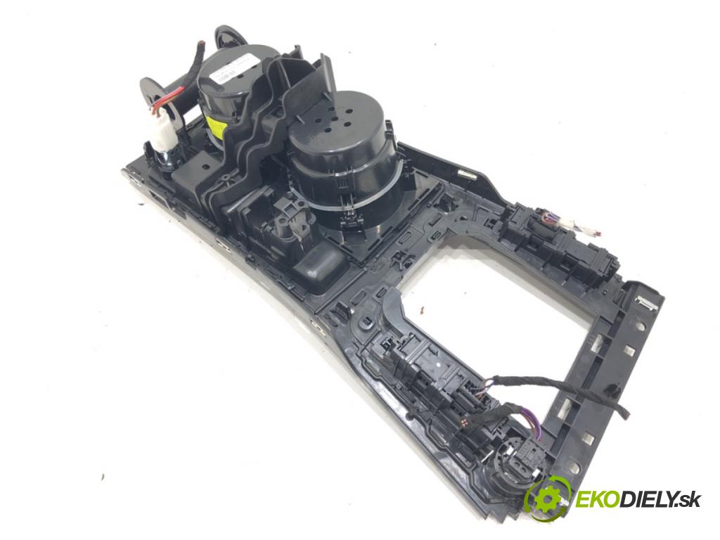 VW GOLF VII Variant (BA5, BV5) 2013 - 2022    1.5 TSI 110 kW [150 KM] benzyna 2017 - 2022  Držiak na nápoje 5G1863245F (Úchyty, držiaky na nápoje)