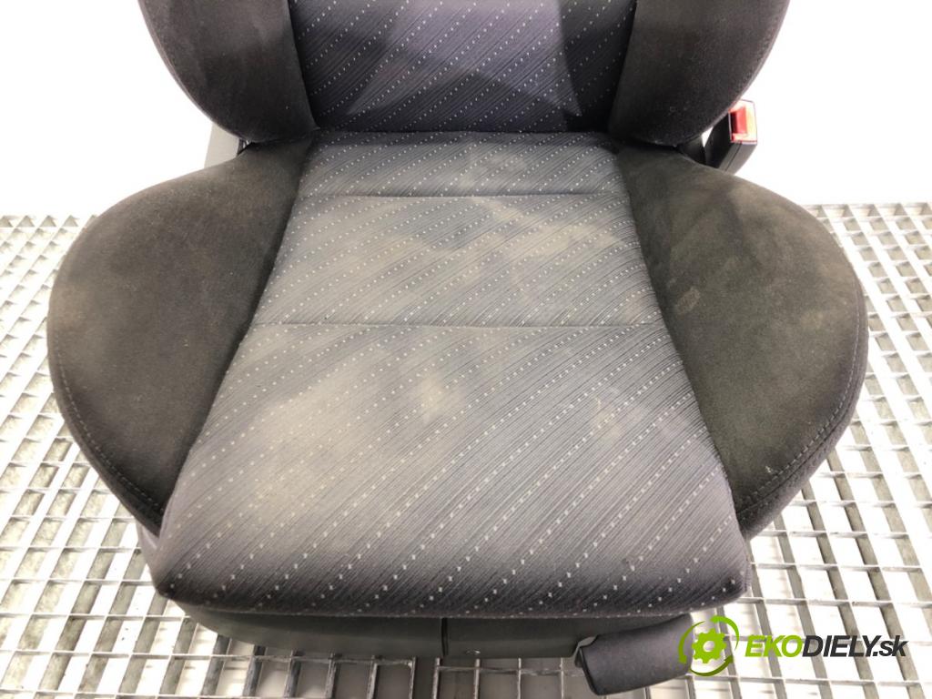 SEAT LEON (1M1) 1999 - 2006    1.6 16 V 77 kW [105 KM] benzyna 2000 - 2006  Sedadlo pravy  (Sedačky, sedadlá)