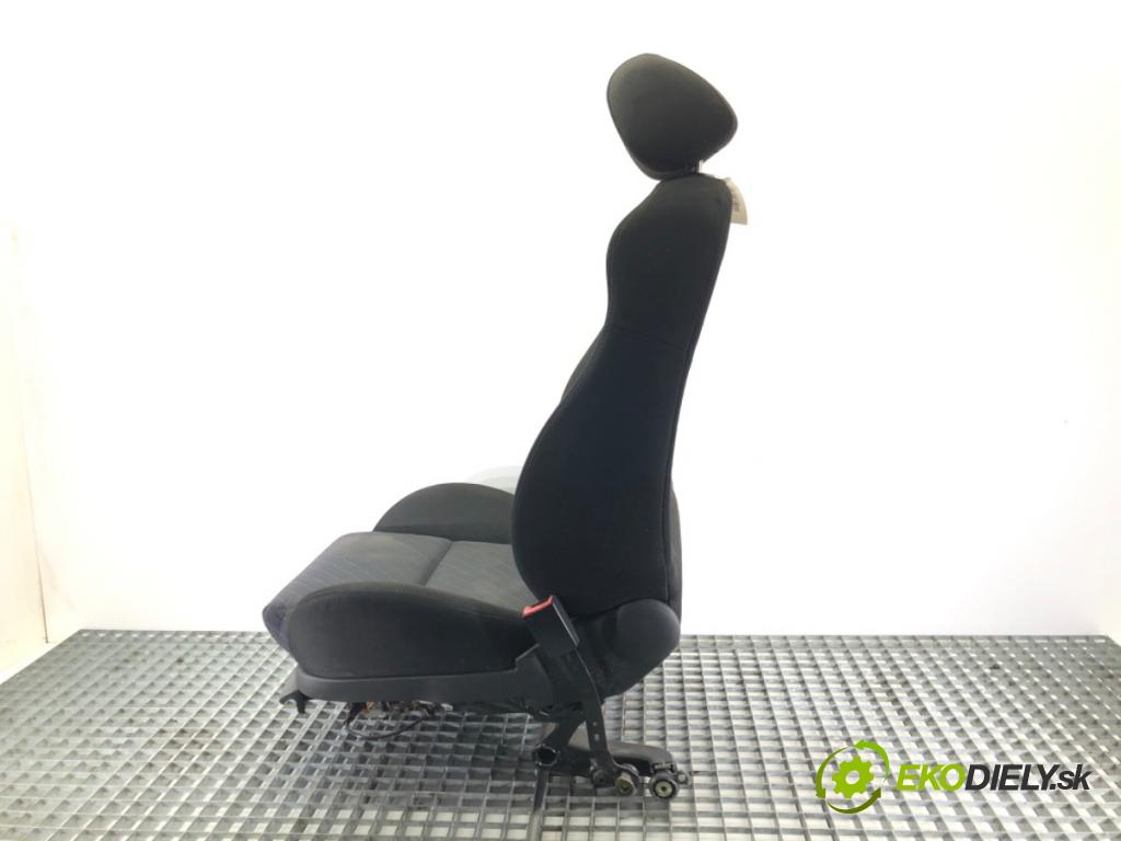 SEAT LEON (1M1) 1999 - 2006    1.6 16 V 77 kW [105 KM] benzyna 2000 - 2006  Sedadlo pravy  (Sedačky, sedadlá)