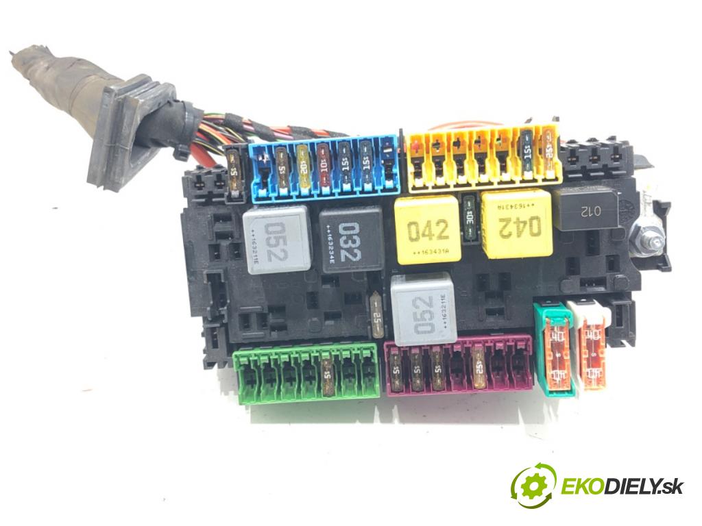 MERCEDES-BENZ VITO Skrzynia (W447) 2014 - 2022    111 CDI (447.601, 447.603, 447.605) 84 kW [114 KM] olej napędowy 2014 - 2022  skříňka poistková A2469067100 (Pojistkové skříňky)