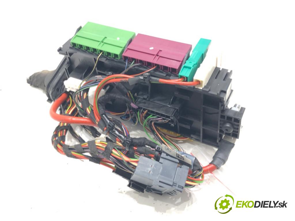 MERCEDES-BENZ VITO Skrzynia (W447) 2014 - 2022    111 CDI (447.601, 447.603, 447.605) 84 kW [114 KM] olej napędowy 2014 - 2022  skříňka poistková A2469067100 (Pojistkové skříňky)