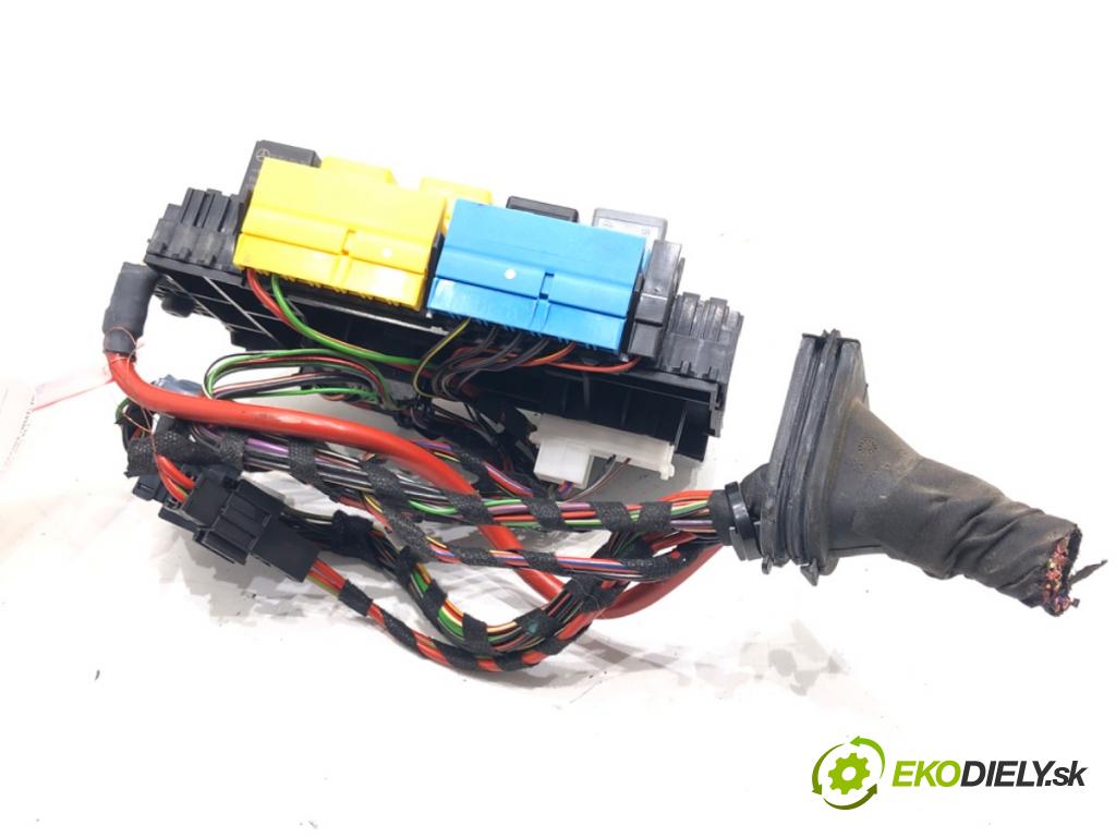 MERCEDES-BENZ VITO Skrzynia (W447) 2014 - 2022    111 CDI (447.601, 447.603, 447.605) 84 kW [114 KM] olej napędowy 2014 - 2022  skříňka poistková A2469067100 (Pojistkové skříňky)