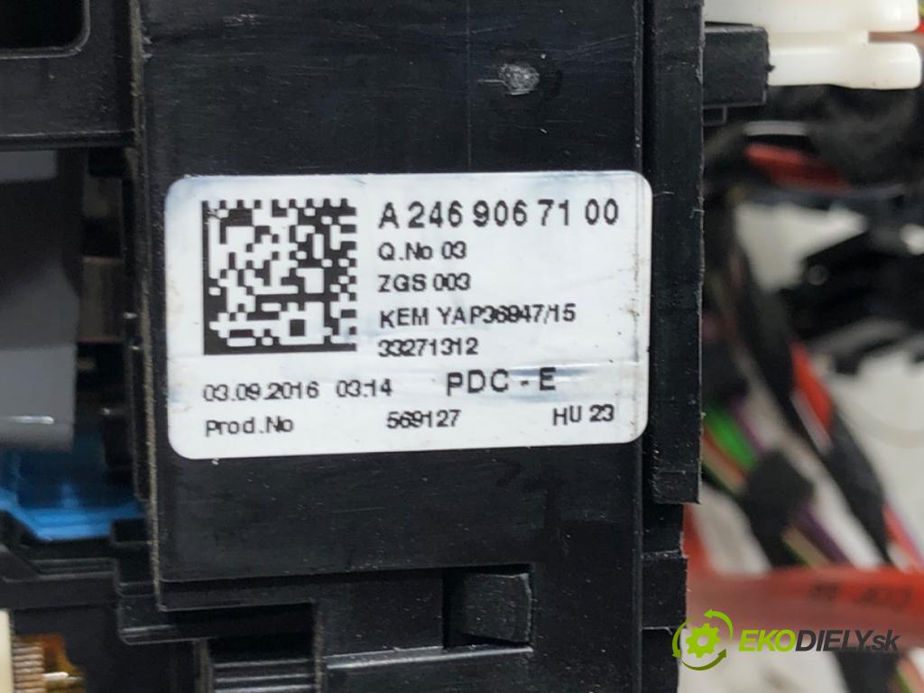 MERCEDES-BENZ VITO Skrzynia (W447) 2014 - 2022    111 CDI (447.601, 447.603, 447.605) 84 kW [114 KM] olej napędowy 2014 - 2022  skříňka poistková A2469067100 (Pojistkové skříňky)