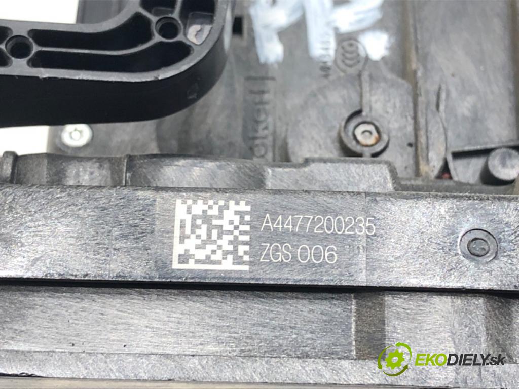 MERCEDES-BENZ VITO Skrzynia (W447) 2014 - 2022    111 CDI (447.601, 447.603, 447.605) 84 kW [114 KM] olej napędowy 2014 - 2022  zámok dveře pravý přední část A4477200235