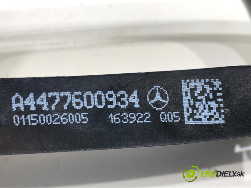 MERCEDES-BENZ VITO Skrzynia (W447) 2014 - 2022    111 CDI (447.601, 447.603, 447.605) 84 kW [114 KM] olej napędowy 2014 - 2022  Kľučka vonkajšia pravy zad A4477600934