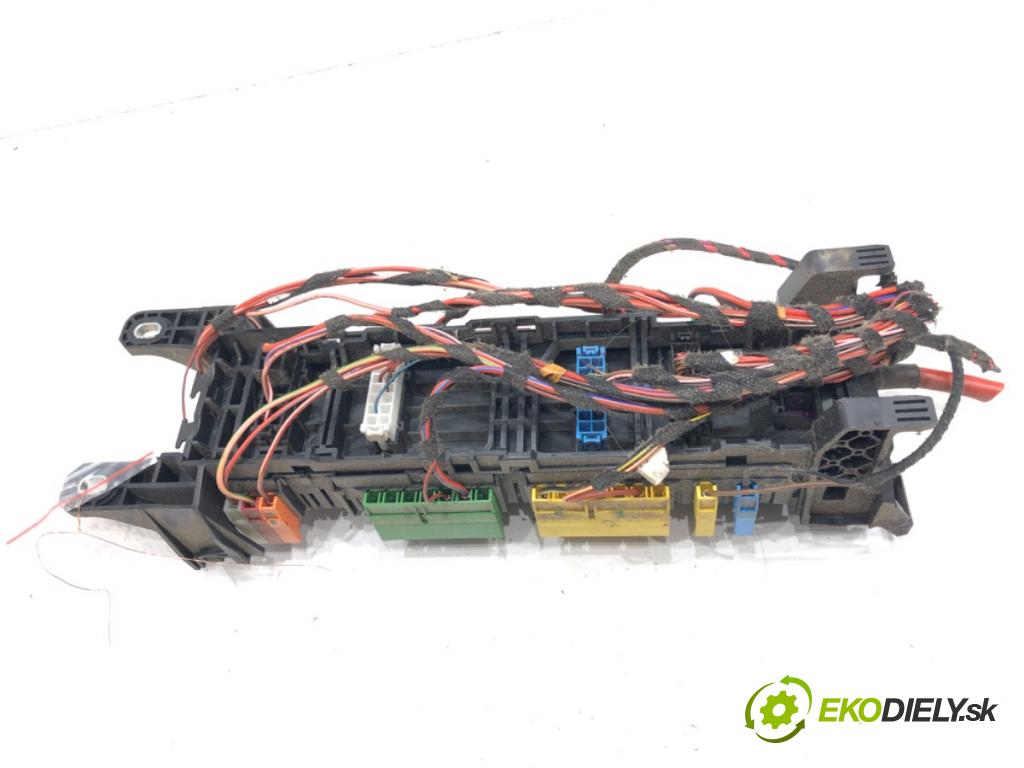 MERCEDES-BENZ VITO Skrzynia (W447) 2014 - 2022    111 CDI (447.601, 447.603, 447.605) 84 kW [114 KM] olej napędowy 2014 - 2022  skříňka poistková  (Pojistkové skříňky)