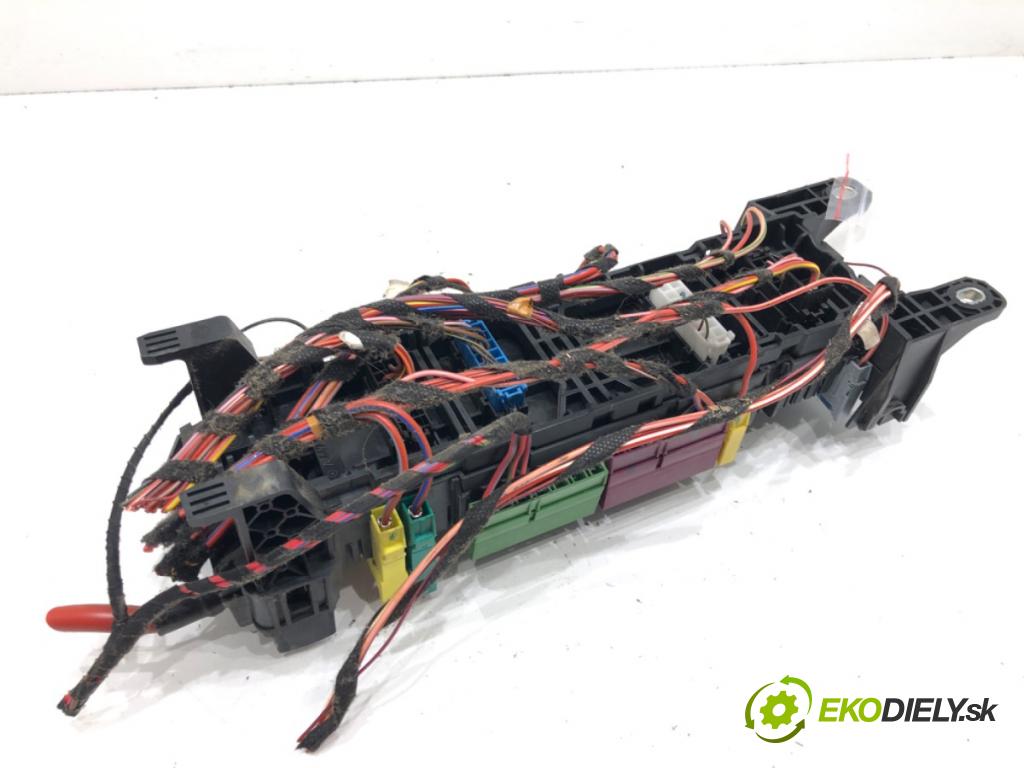 MERCEDES-BENZ VITO Skrzynia (W447) 2014 - 2022    111 CDI (447.601, 447.603, 447.605) 84 kW [114 KM] olej napędowy 2014 - 2022  skříňka poistková  (Pojistkové skříňky)