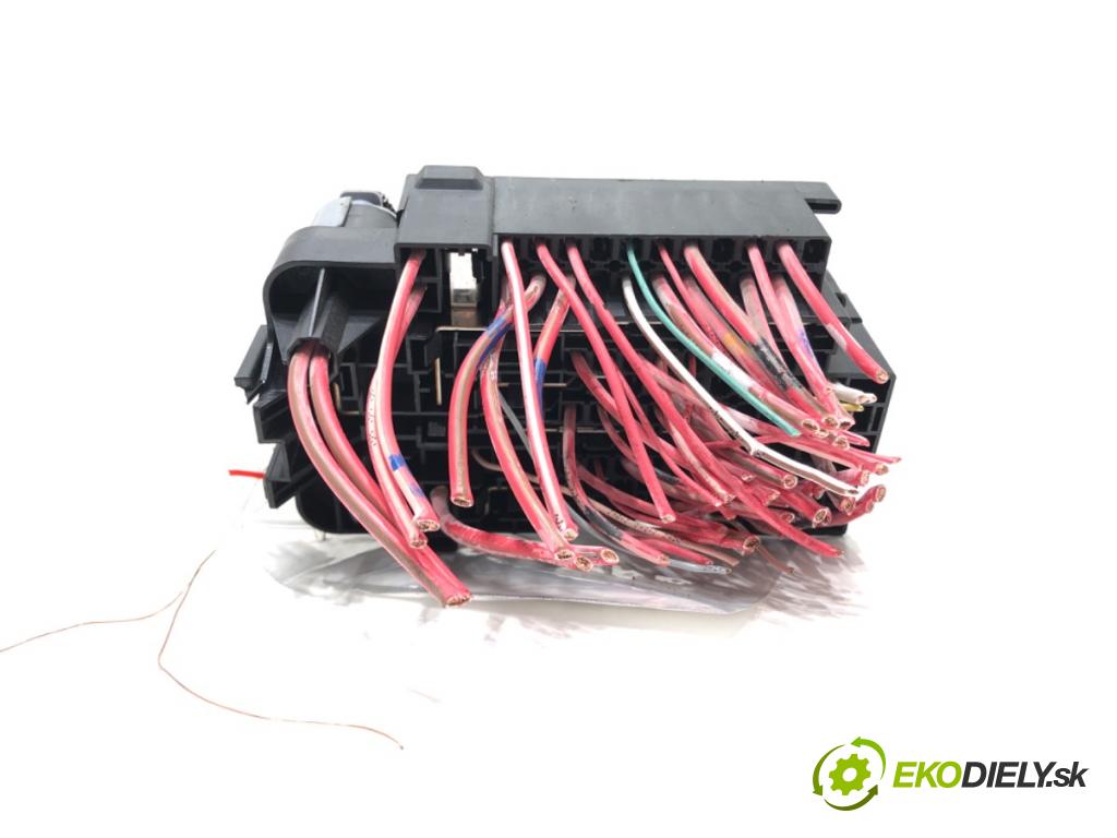 RENAULT SCÉNIC III (JZ0/1_) 2008 - 2022    1.5 dCi 81 kW [110 KM] olej napędowy 2009 - 2022  skříňka poistková 1801330 (Pojistkové skříňky)