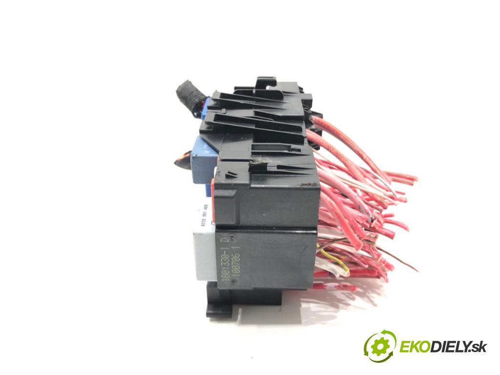 RENAULT SCÉNIC III (JZ0/1_) 2008 - 2022    1.5 dCi 81 kW [110 KM] olej napędowy 2009 - 2022  skříňka poistková 1801330 (Pojistkové skříňky)