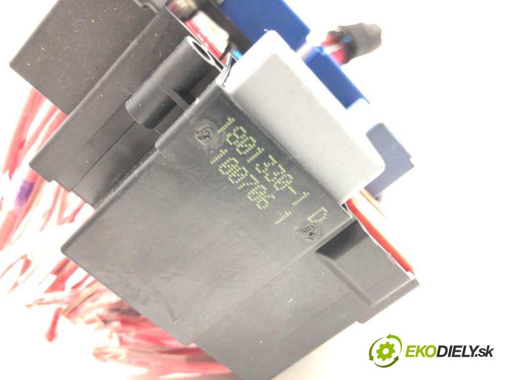 RENAULT SCÉNIC III (JZ0/1_) 2008 - 2022    1.5 dCi 81 kW [110 KM] olej napędowy 2009 - 2022  skříňka poistková 1801330 (Pojistkové skříňky)