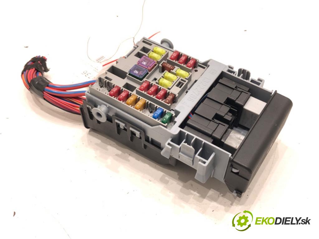 OPEL ASTRA J sedan 2012 - 2022    1.4 Turbo (69) 103 kW [140 KM] benzyna 2012 - 2022  skříňka poistková 13222786 (Pojistkové skříňky)