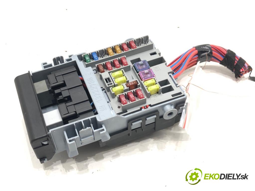 OPEL ASTRA J sedan 2012 - 2022    1.4 Turbo (69) 103 kW [140 KM] benzyna 2012 - 2022  skříňka poistková 13222786 (Pojistkové skříňky)