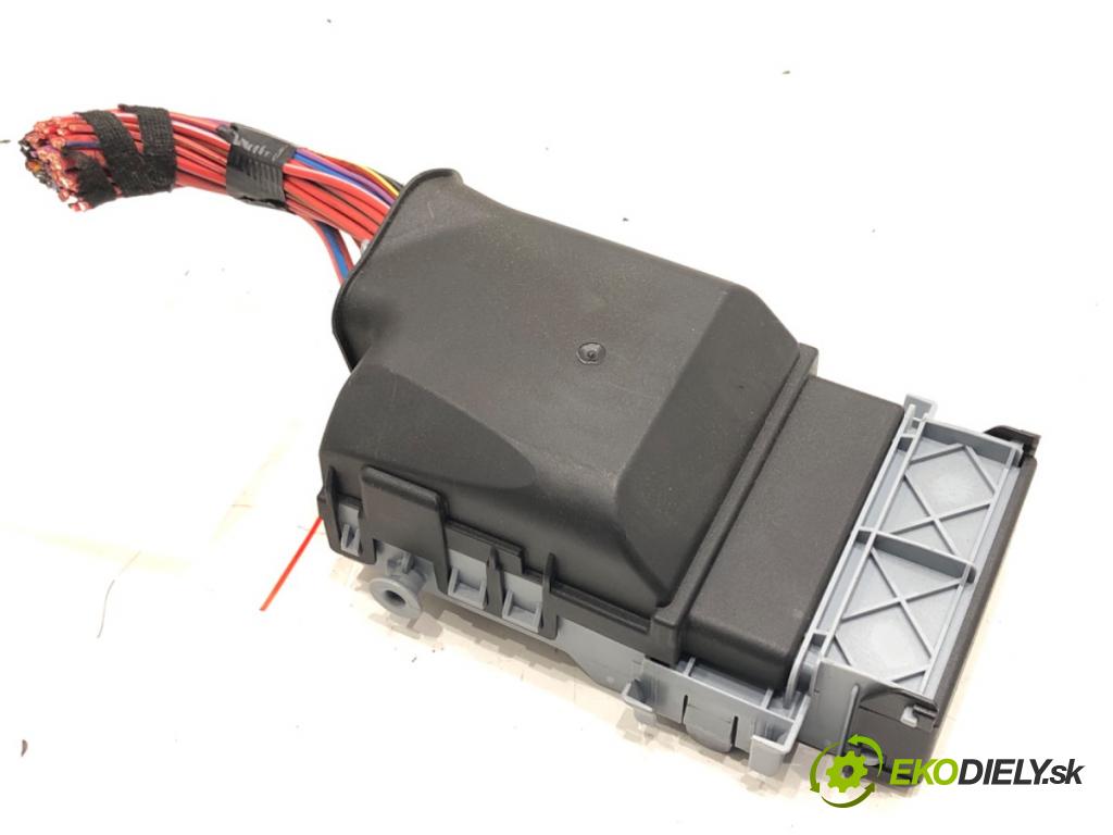 OPEL ASTRA J sedan 2012 - 2022    1.4 Turbo (69) 103 kW [140 KM] benzyna 2012 - 2022  skříňka poistková 13222786 (Pojistkové skříňky)