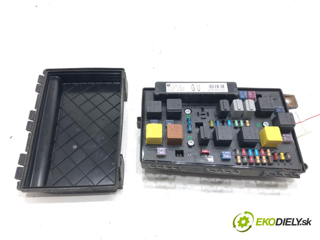 OPEL ZAFIRA B Nadwozie pełne/minivan (A05) 2005 - 2015    1.9 CDTI VAN (M75) 88 kW [120 KM] olej napędowy 2005 - 2015  skříňka poistková 13206748 (Pojistkové skříňky)