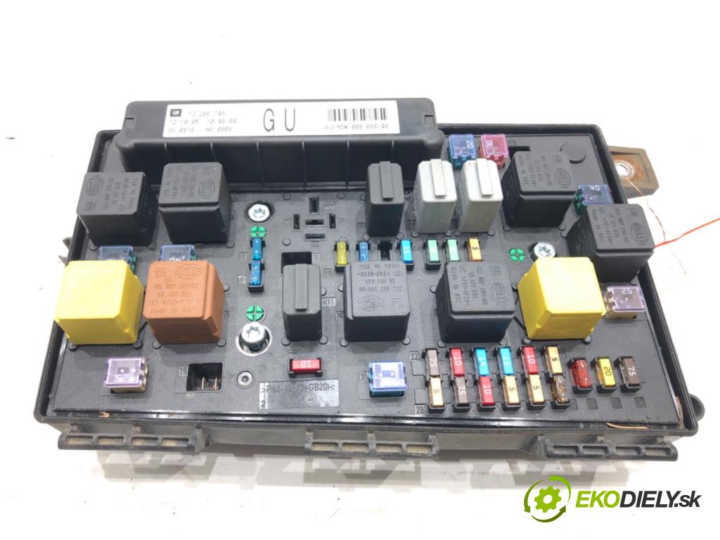 OPEL ZAFIRA B Nadwozie pełne/minivan (A05) 2005 - 2015    1.9 CDTI VAN (M75) 88 kW [120 KM] olej napędowy 2005 - 2015  skříňka poistková 13206748 (Pojistkové skříňky)