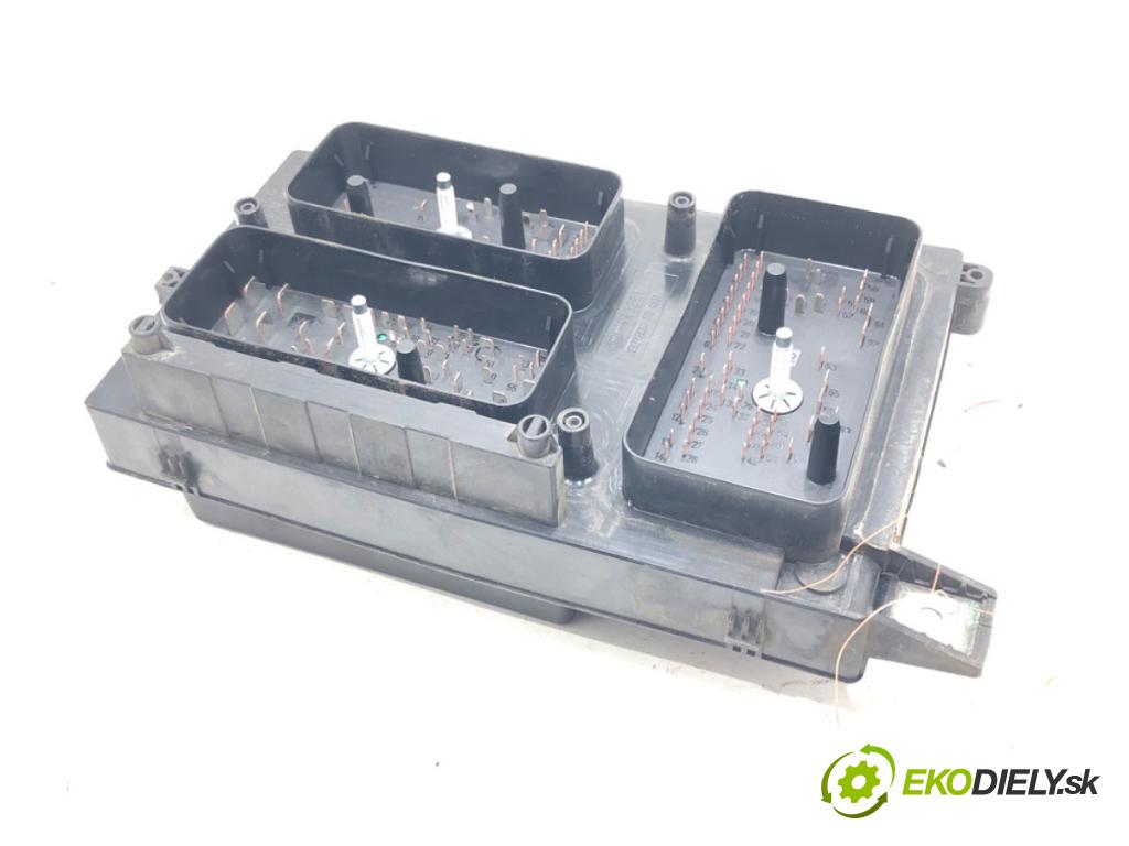 OPEL ZAFIRA B Nadwozie pełne/minivan (A05) 2005 - 2015    1.9 CDTI VAN (M75) 88 kW [120 KM] olej napędowy 2005 - 2015  skříňka poistková 13206748 (Pojistkové skříňky)