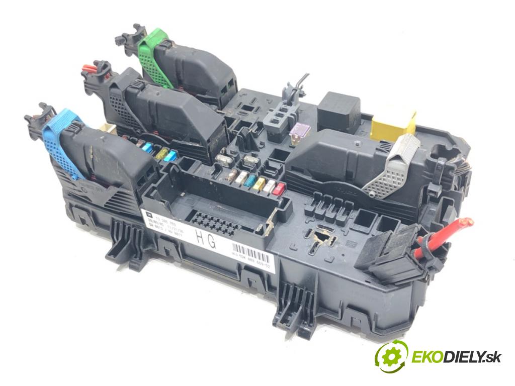 OPEL ZAFIRA B Nadwozie pełne/minivan (A05) 2005 - 2015    1.9 CDTI VAN (M75) 88 kW [120 KM] olej napędowy 2005 - 2015  modul BSI 13206759 (Pojistkové skříňky)