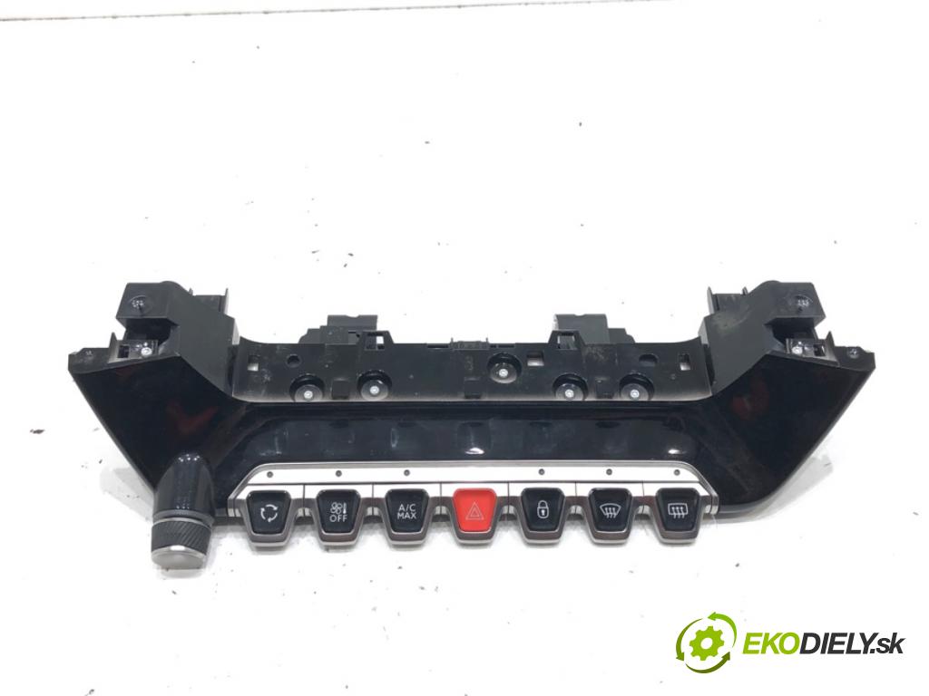 PEUGEOT 208 II (UB_, UP_, UW_, UJ_) 2019 - 2022    e-208 100 kW [136 KM] elektryczny 2019 - 2022  Panel ovládania kúrenia 98432306XU (Prepínače, spínače, tlačidlá a ovládače kúrenia)