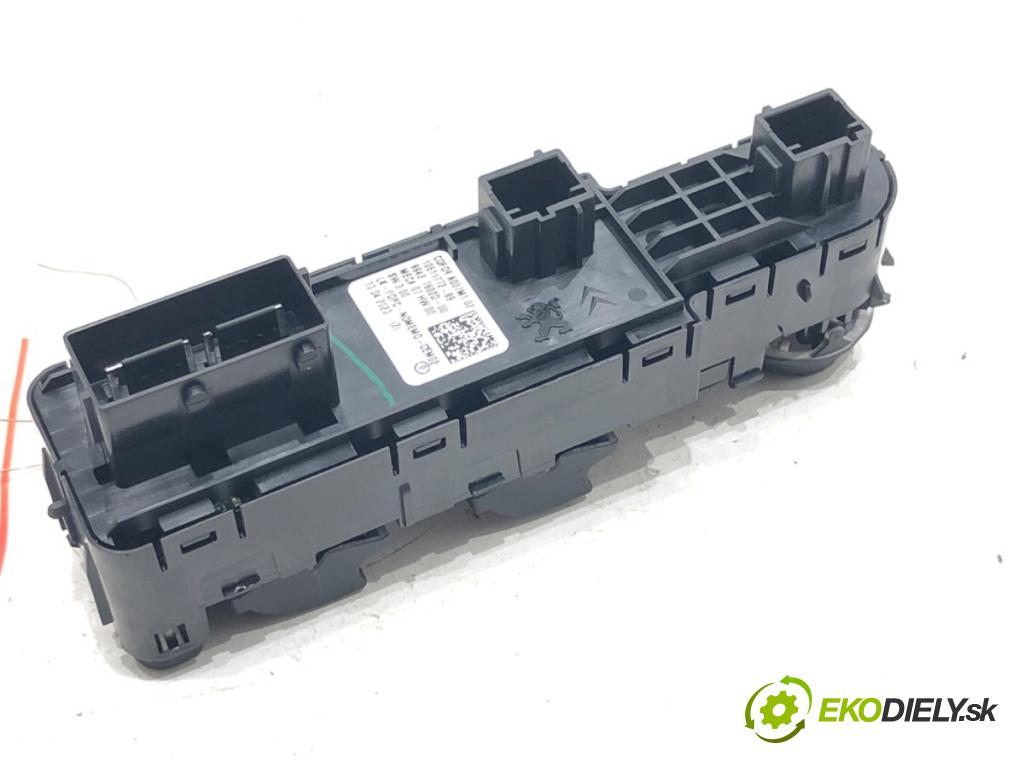 PEUGEOT 208 II (UB_, UP_, UW_, UJ_) 2019 - 2022    e-208 100 kW [136 KM] elektryczny 2019 - 2022  Prepínač okien 98421760ZD (Prepínače, spínače, tlačidlá a ovládače kúrenia)