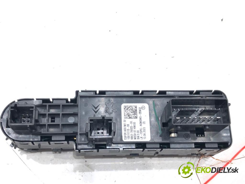 PEUGEOT 208 II (UB_, UP_, UW_, UJ_) 2019 - 2022    e-208 100 kW [136 KM] elektryczny 2019 - 2022  Prepínač okien 98421760ZD (Prepínače, spínače, tlačidlá a ovládače kúrenia)