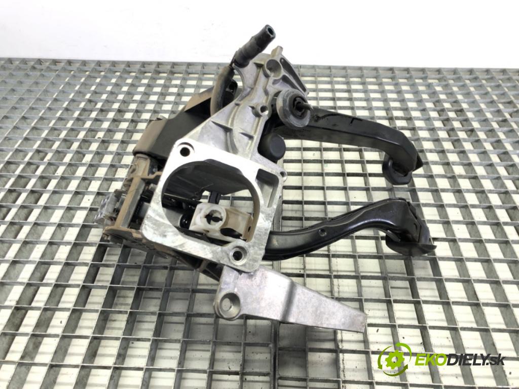 AUDI A4 B7 Avant (8ED) 2004 - 2008    2.0 TDI 103 kW [140 KM] olej napędowy 2004 - 2008  PEDÁL: manuálne 8E1721117A (Pedále)