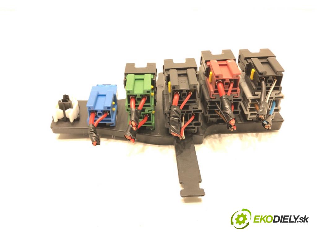 OPEL ASTRA H Kombi (A04) 2004 - 2014    1.7 CDTI (L35) 81 kW [110 KM] olej napędowy 2007 - 2014  skříňka poistková 13222872 (Pojistkové skříňky)