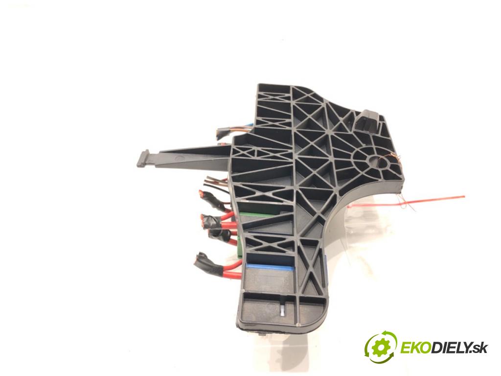 OPEL ASTRA H Kombi (A04) 2004 - 2014    1.7 CDTI (L35) 81 kW [110 KM] olej napędowy 2007 - 2014  skříňka poistková 13222872 (Pojistkové skříňky)