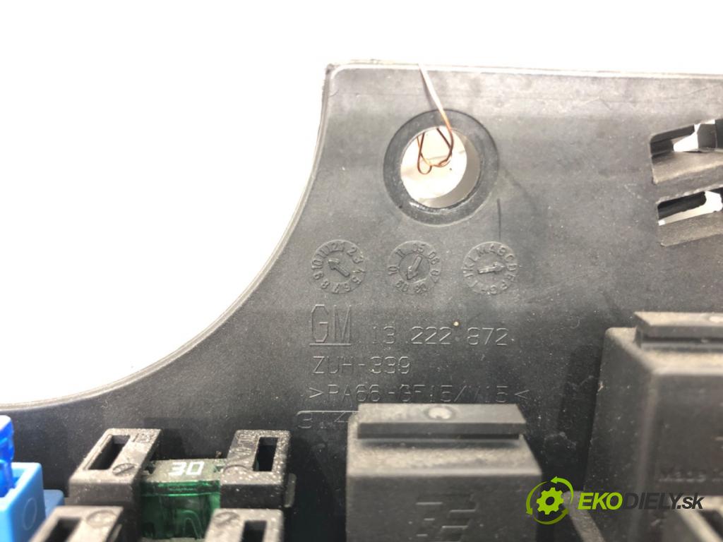 OPEL ASTRA H Kombi (A04) 2004 - 2014    1.7 CDTI (L35) 81 kW [110 KM] olej napędowy 2007 - 2014  skříňka poistková 13222872 (Pojistkové skříňky)