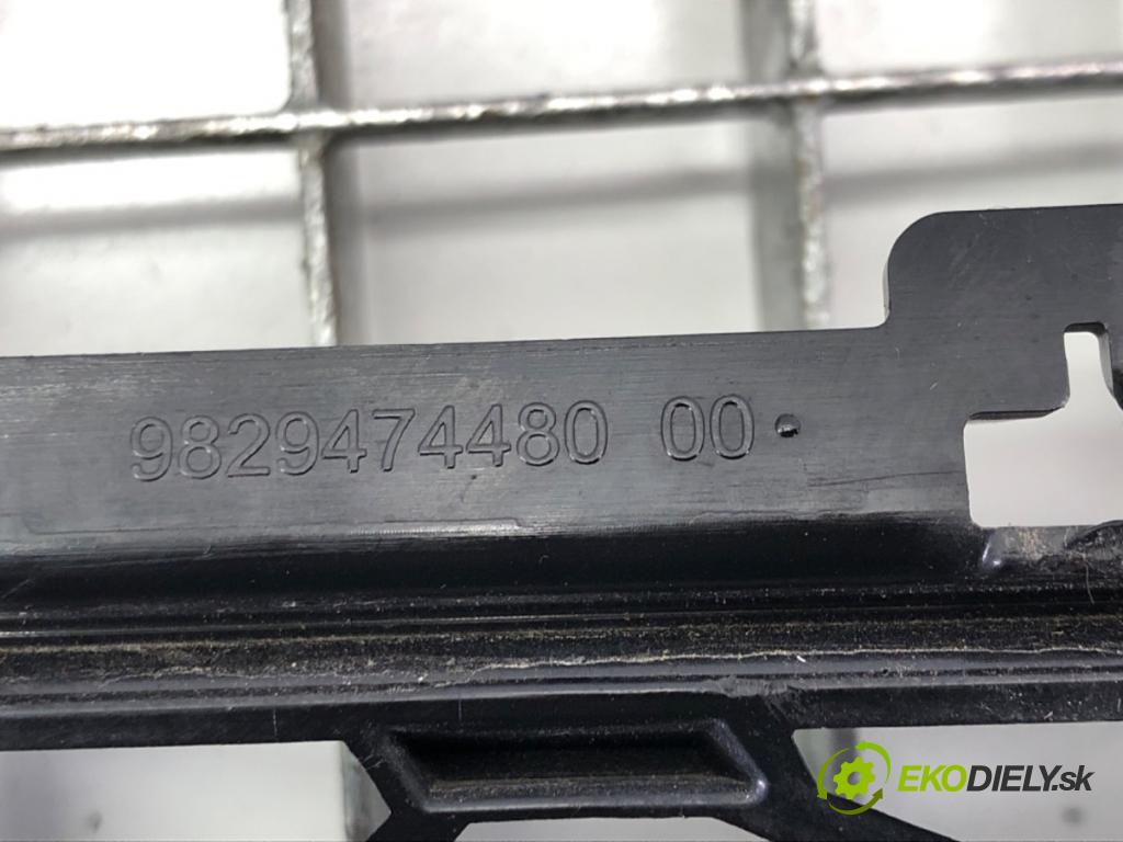 OPEL CORSA F 2019 - 2022    1.2 (68) 55 kW [75 KM] benzyna 2019 - 2022  mřížka maska 9829474480 (Mřížky (masky) chladičů)