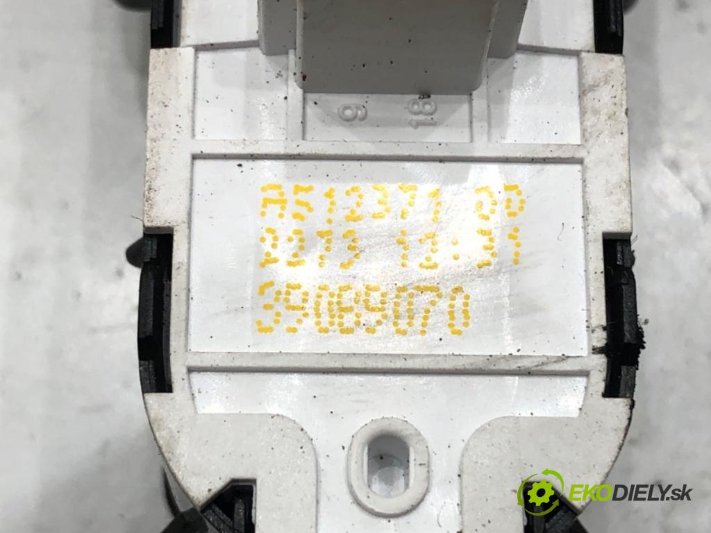 OPEL CORSA F 2019 - 2022    1.2 (68) 55 kW [75 KM] benzyna 2019 - 2022  Prepínač okien 39089070 (Prepínače, spínače, tlačidlá a ovládače kúrenia)