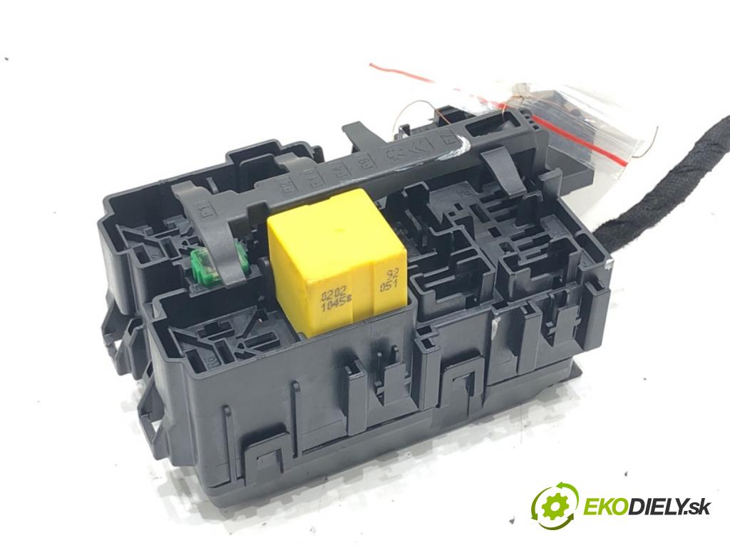 OPEL CORSA F 2019 - 2022    1.2 (68) 55 kW [75 KM] benzyna 2019 - 2022  skříňka poistková  (Pojistkové skříňky)