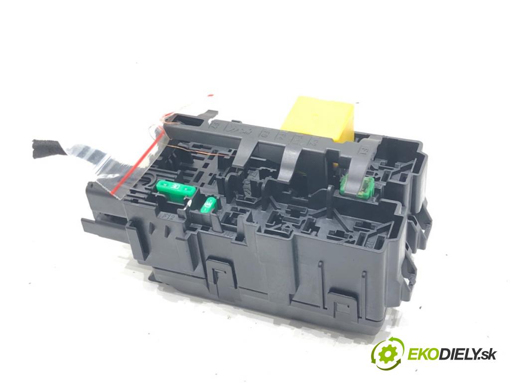 OPEL CORSA F 2019 - 2022    1.2 (68) 55 kW [75 KM] benzyna 2019 - 2022  skříňka poistková  (Pojistkové skříňky)