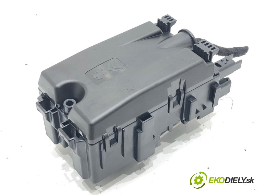 OPEL CORSA F 2019 - 2022    1.2 (68) 55 kW [75 KM] benzyna 2019 - 2022  skříňka poistková  (Pojistkové skříňky)