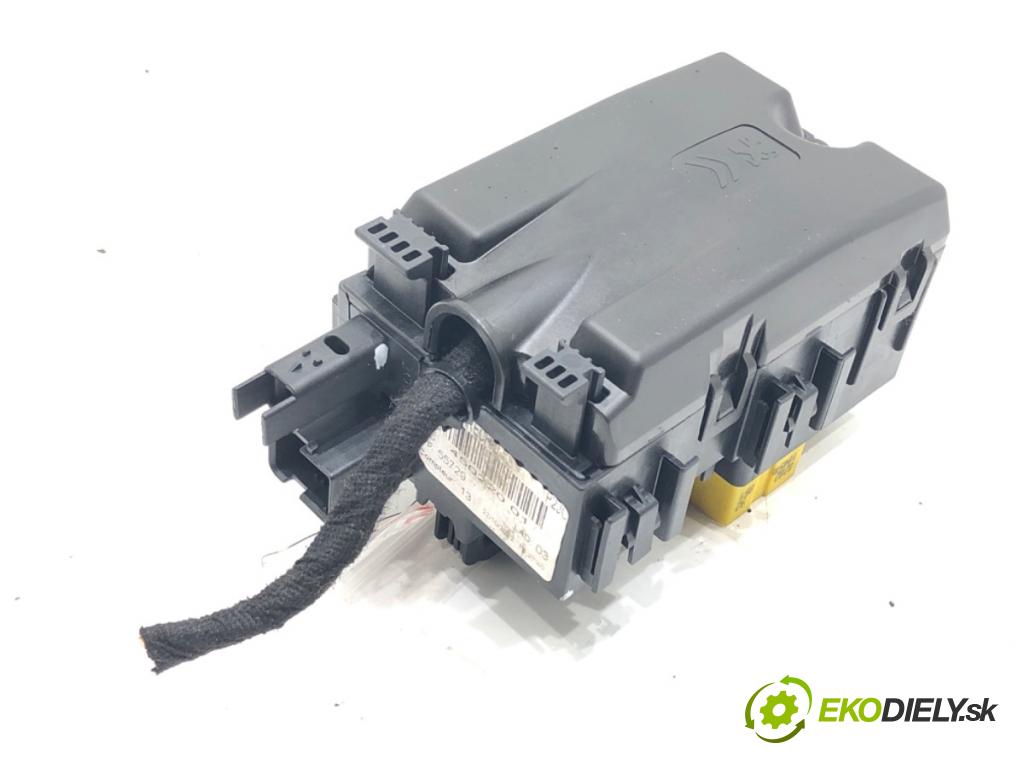 OPEL CORSA F 2019 - 2022    1.2 (68) 55 kW [75 KM] benzyna 2019 - 2022  skříňka poistková  (Pojistkové skříňky)