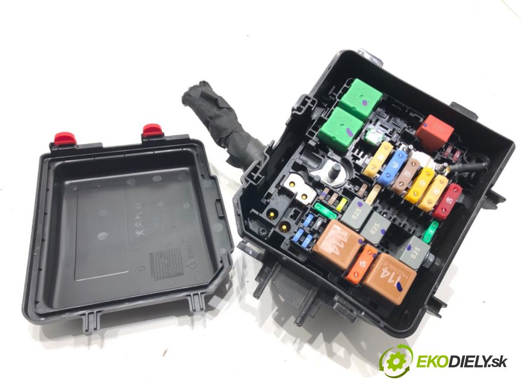 OPEL CORSA F 2019 - 2022    1.2 (68) 55 kW [75 KM] benzyna 2019 - 2022  skříňka poistková  (Pojistkové skříňky)