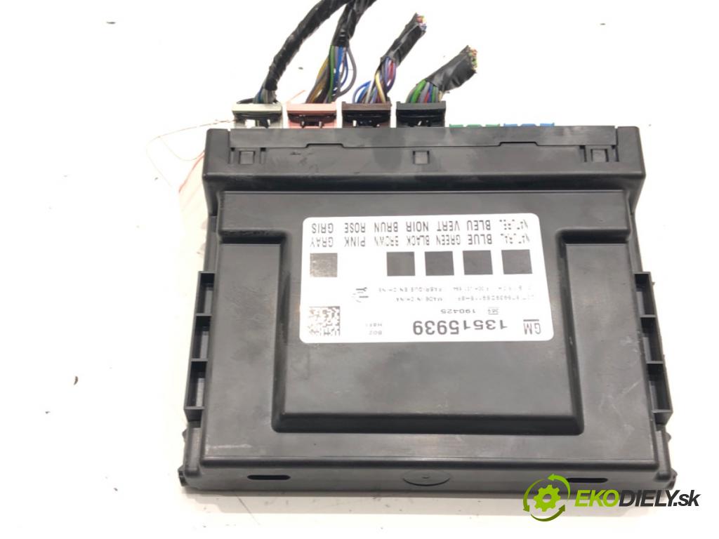 OPEL CORSA E (X15) 2014 - 2022    1.4 (08, 68) 66 kW [90 KM] benzyna 2014 - 2022  Modul komfortu 13515939 (Moduly komfortu)