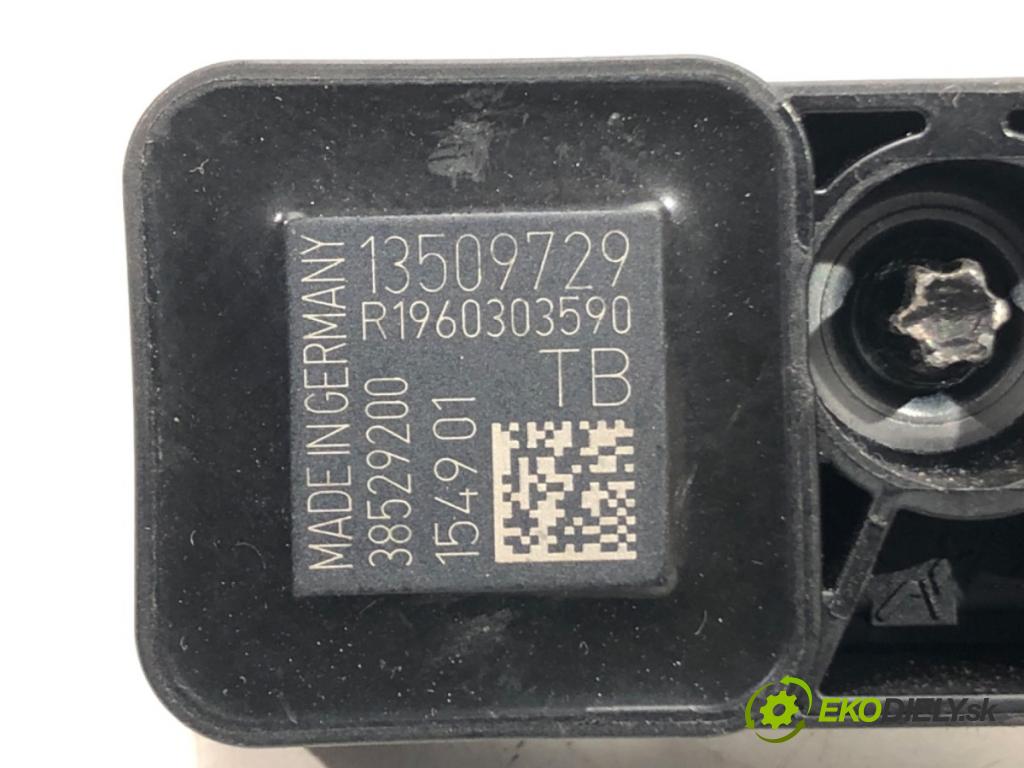 OPEL CORSA E (X15) 2014 - 2022    1.4 (08, 68) 66 kW [90 KM] benzyna 2014 - 2022  snímač nárazu 13509729 (Snímače nárazu)