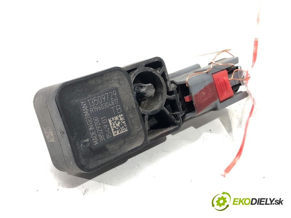 OPEL CORSA E (X15) 2014 - 2022    1.4 (08, 68) 66 kW [90 KM] benzyna 2014 - 2022  Snímač nárazu 13509729 (Snímače nárazu)