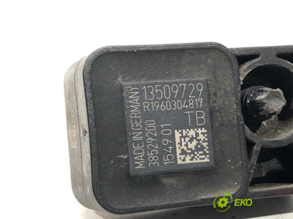 OPEL CORSA E (X15) 2014 - 2022    1.4 (08, 68) 66 kW [90 KM] benzyna 2014 - 2022  snímač nárazu 13509729 (Snímače nárazu)