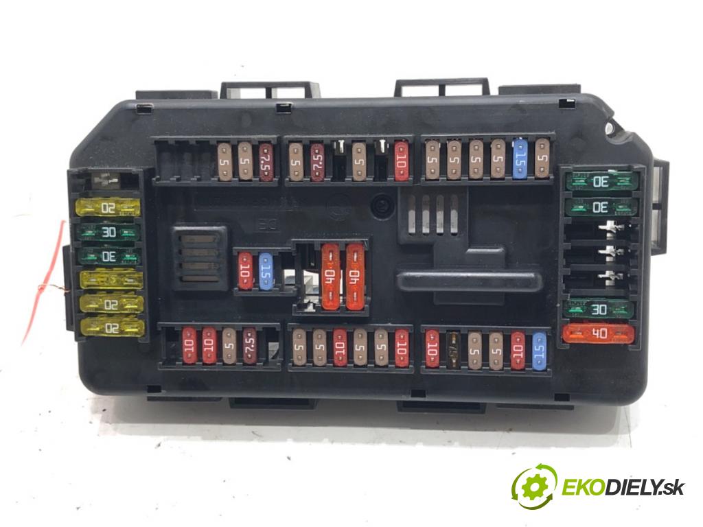 BMW 3 Touring (F31) 2012 - 2019    320 d 135 kW [184 KM] olej napędowy 2012 - 2016  skříňka poistková 9224879 (Pojistkové skříňky)