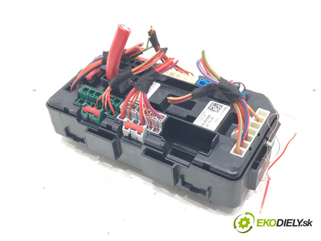 BMW 3 Touring (F31) 2012 - 2019    320 d 135 kW [184 KM] olej napędowy 2012 - 2016  skříňka poistková 9224879 (Pojistkové skříňky)