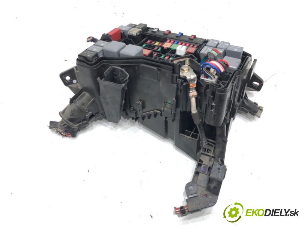 TOYOTA AURIS Kombi (_E18_) 2013 - 2018    1.8 Hybrid (ZWE186_) 73 kW [99 KM] Hybryda silnik benzynowy / elektryczny 2013 - 2018  skříňka poistková  (Pojistkové skříňky)