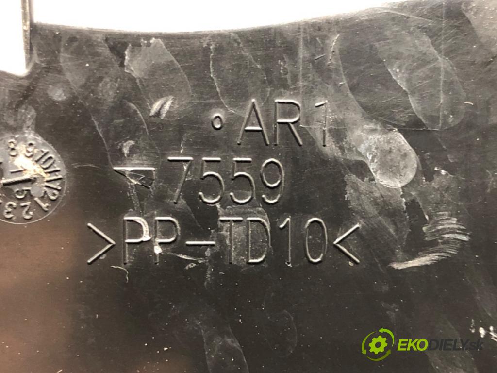 TOYOTA AURIS Kombi (_E18_) 2013 - 2018    1.8 Hybrid (ZWE186_) 73 kW [99 KM] Hybryda silnik benzynowy / elektryczny 2013 - 2018  skříňka poistková  (Pojistkové skříňky)