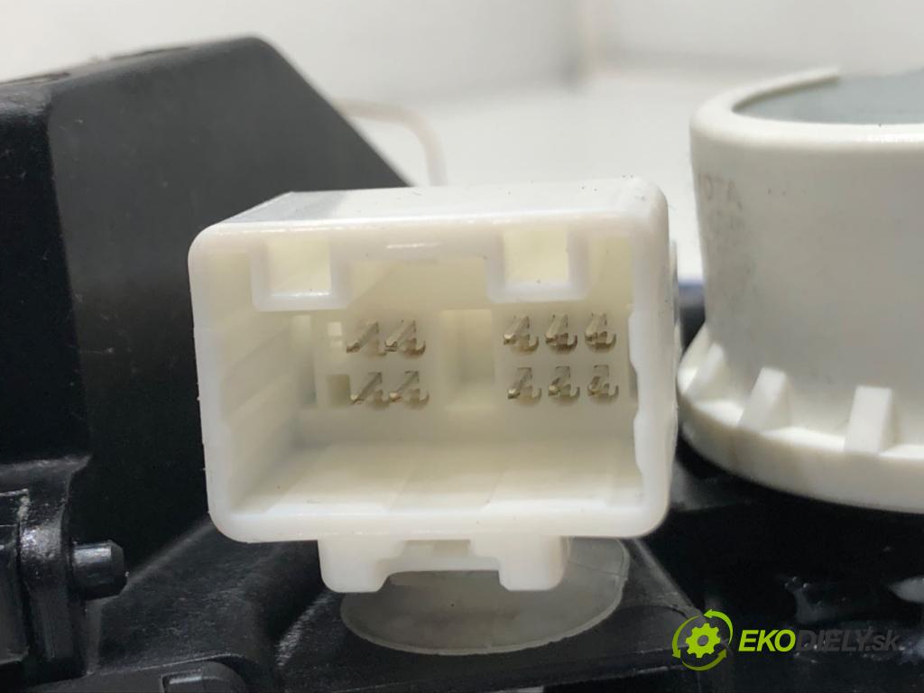 TOYOTA AURIS Kombi (_E18_) 2013 - 2018    1.8 Hybrid (ZWE186_) 73 kW [99 KM] Hybryda silnik benzynowy / elektryczny 2013 - 2018  Kulisa 750588-LHD (Rýchlostné páky / kulisy)