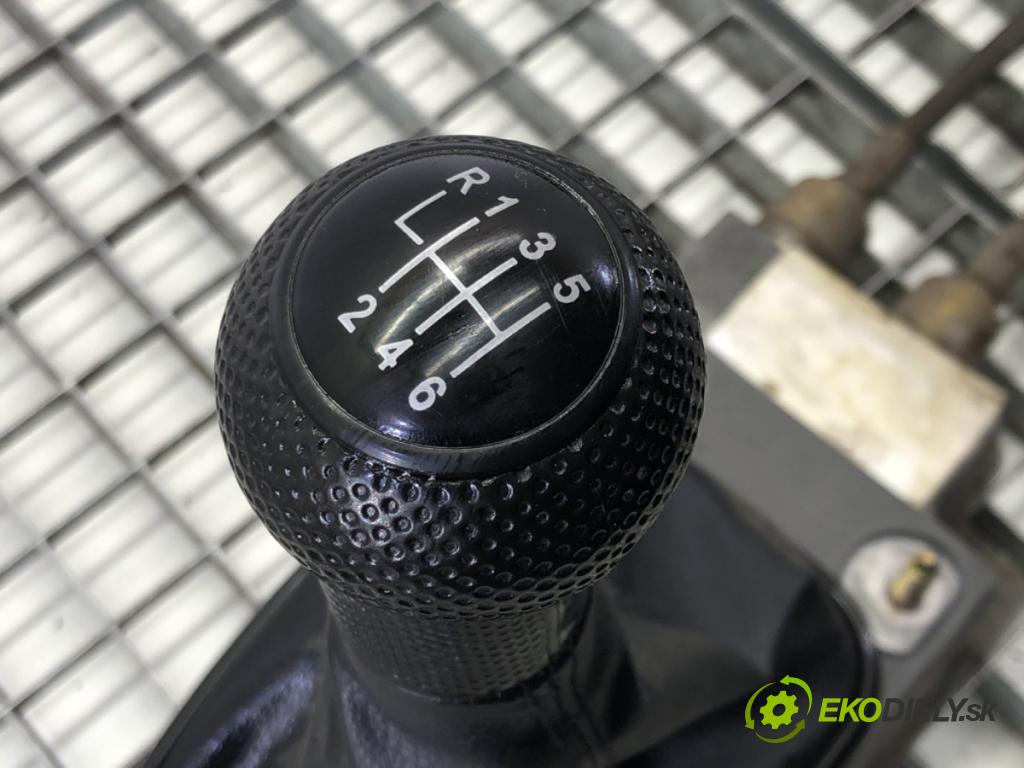 VW GOLF IV (1J1) 1997 - 2008    2.0 85 kW [115 KM] benzyna 1998 - 2004  Kulisa  (Rýchlostné páky / kulisy)