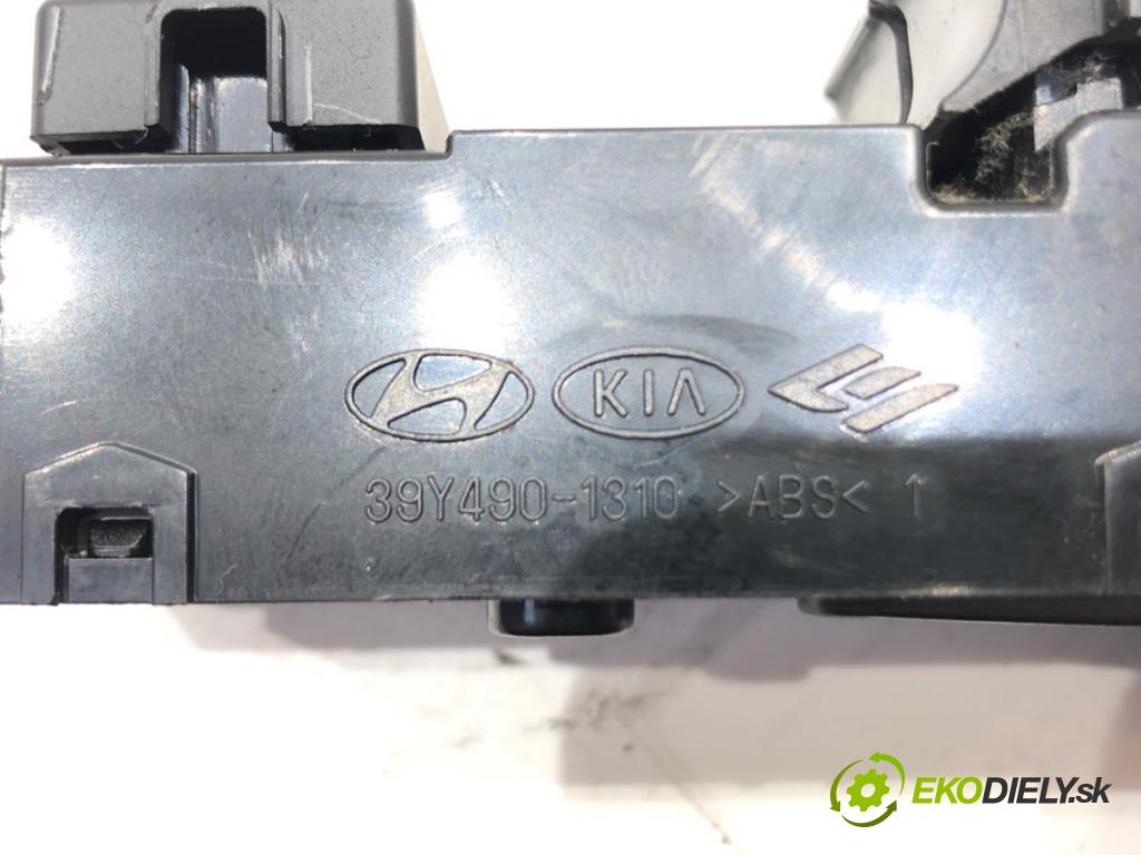 HYUNDAI i30 (GD) 2011 - 2022    1.6 CRDi 94 kW [128 KM] olej napędowy 2011 - 2015  Prepínač okien 39Y490-1310 (Prepínače, spínače, tlačidlá a ovládače kúrenia)