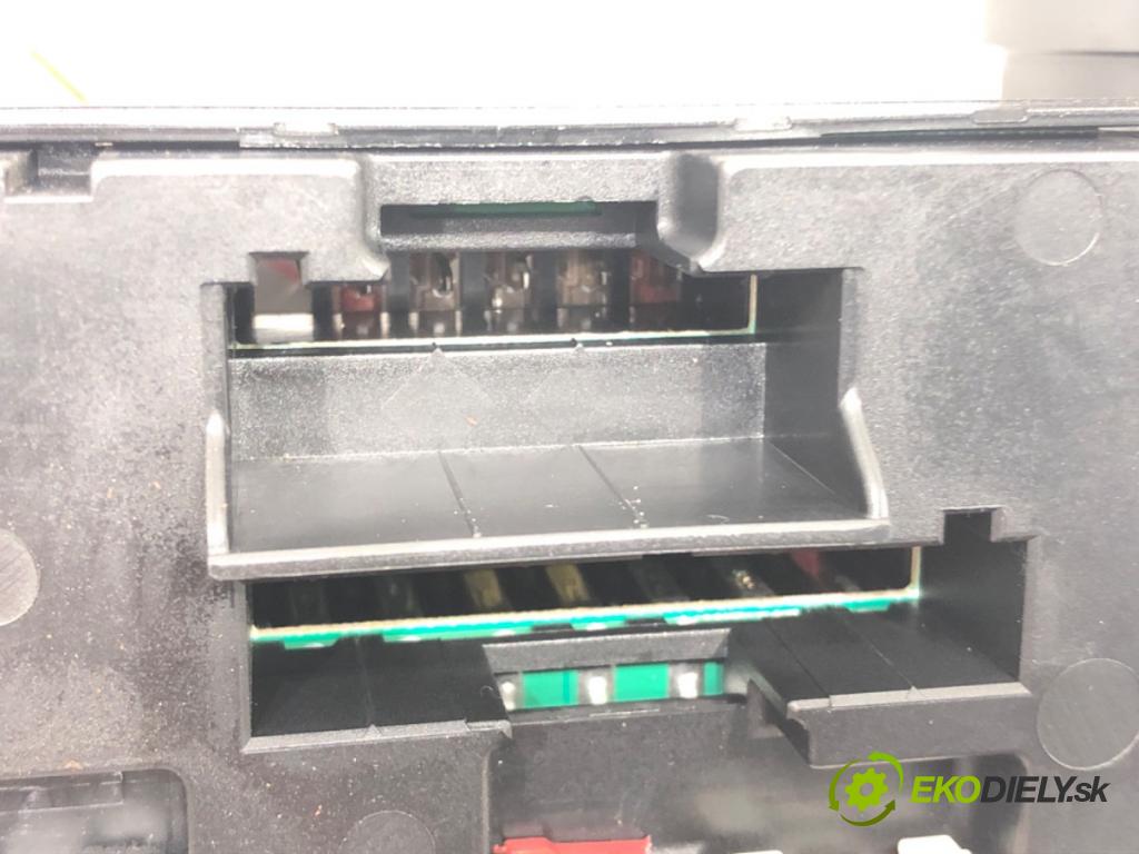 BMW 5 Touring (F11) 2009 - 2017    525 d xDrive 155 kW [211 KM] olej napędowy 2013 - 2017  skříňka poistková 9252815 (Pojistkové skříňky)