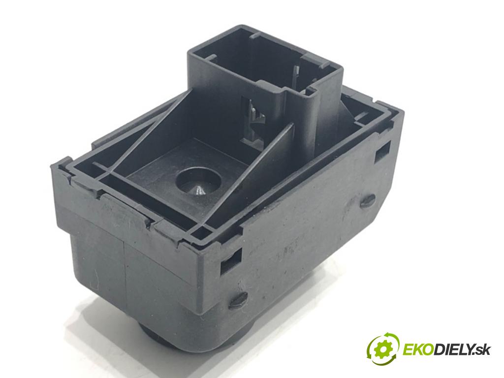 FIAT GRANDE PUNTO (199_) 2005 - 2022    1.4 (199AXB11, 199AXB1A, 199BXB1A, 199AXL1A) 57 kW [77 KM] benzyna 2005 - 2015  Prepínač nastavenia spätných zrkadiel  (Prepínače, spínače, tlačidlá a ovládače kúrenia)