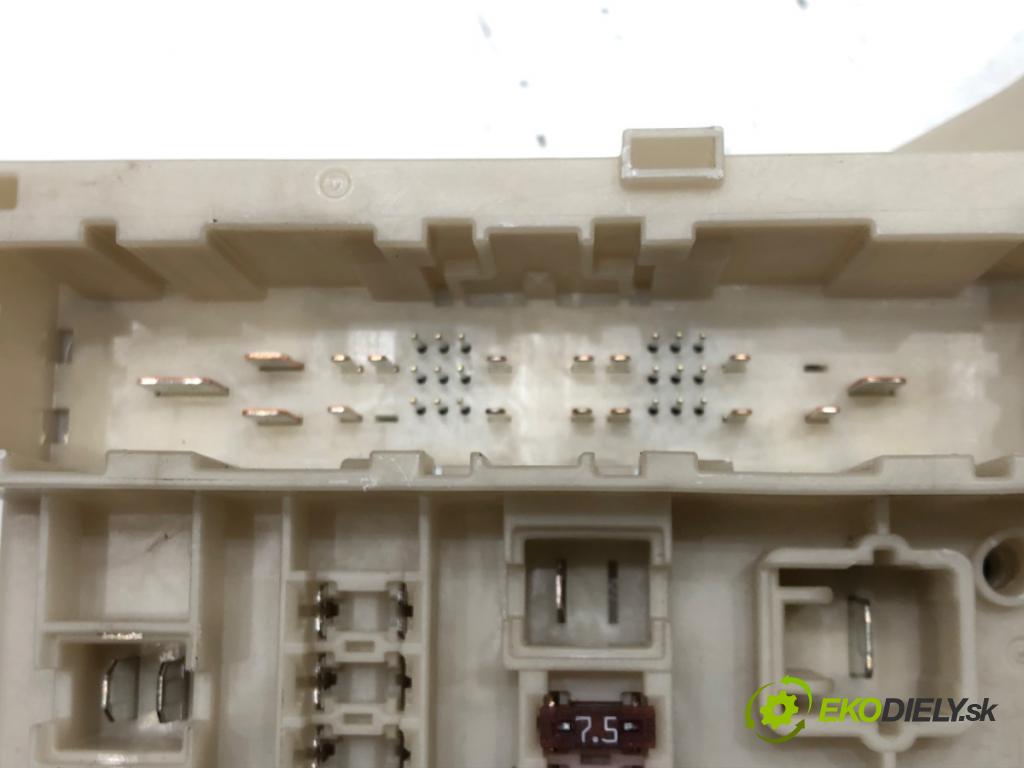 HONDA ODYSSEY (RL5) 2010 - 2022    3.5 185 kW [252 KM] benzyna 2010 - 2022  skříňka poistková 38230-TK8-A213 (Pojistkové skříňky)