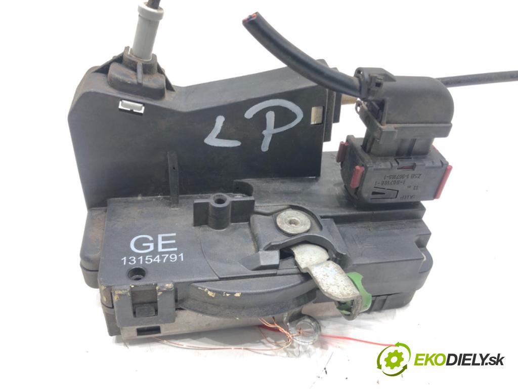 OPEL CORSA C (X01) 2000 - 2009    1.2 Twinport (F08, F68) 59 kW [80 KM] benzyna 2004 - 2009  zámok dveře levý přední část 13154791